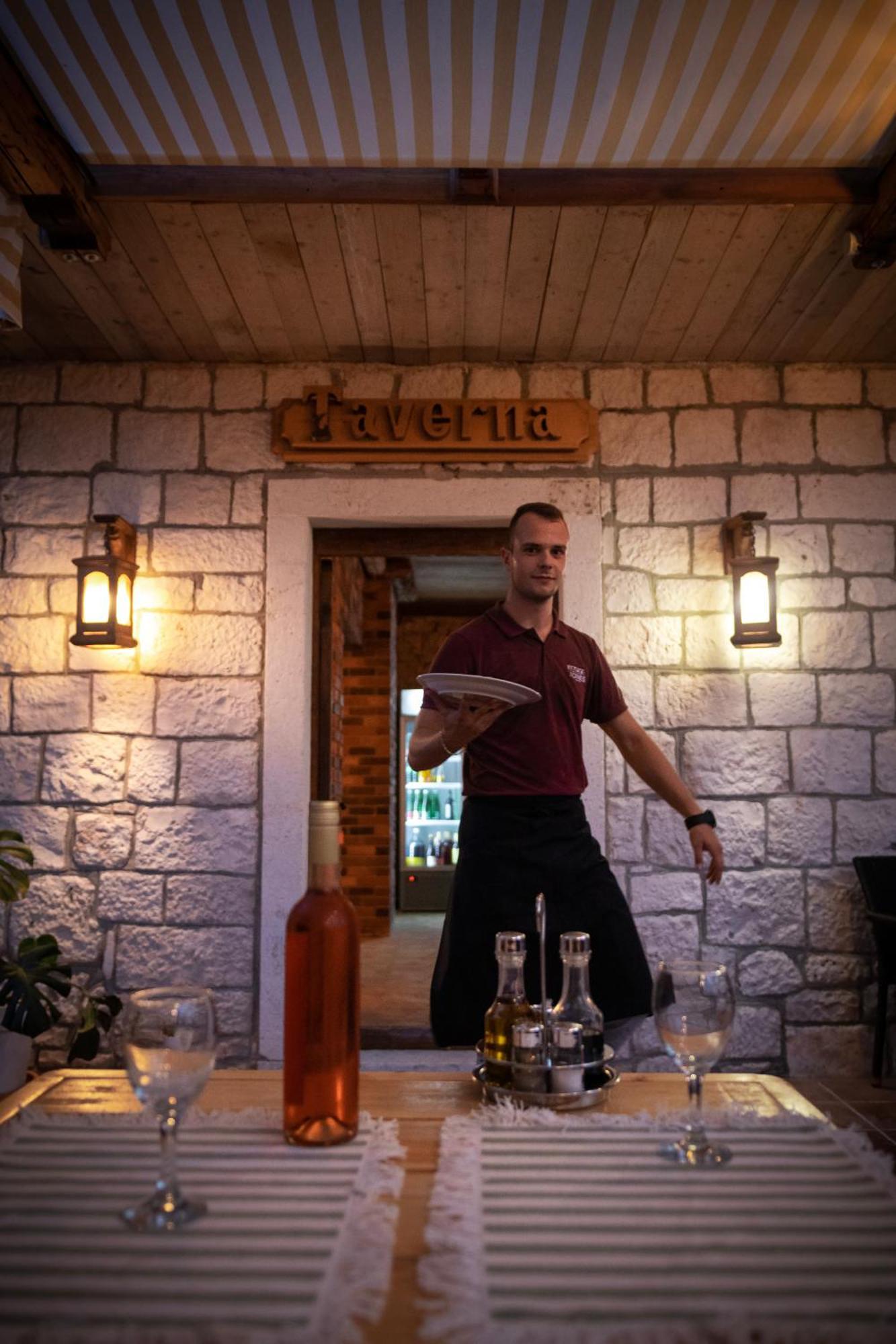 Taverna & Rooms 苏提万 外观 照片